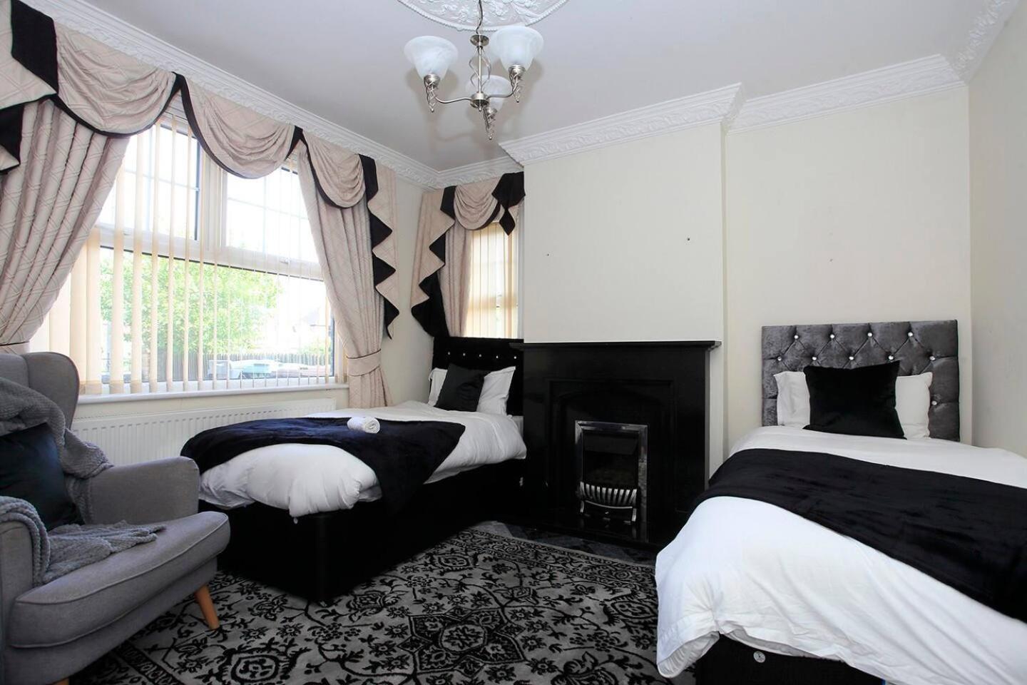 Lincoln Gate House Entertainment Room Hot Tub! Peterborough Exterior photo